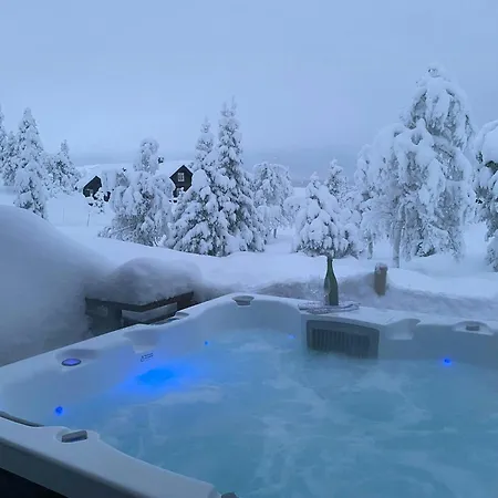 Dom wakacyjny Architect With Jacuzzi Near Skeikampen